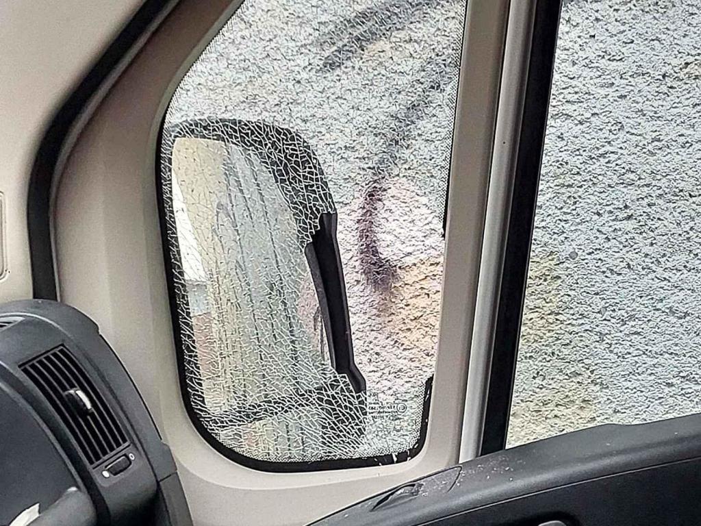 Rozbitá okna automobilů se vyskytla v mnoha částech Jablonce nad Nisou.