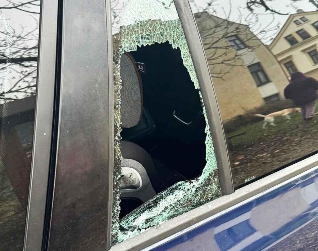 Rozbitá okna automobilů se vyskytla v mnoha částech Jablonce nad Nisou.