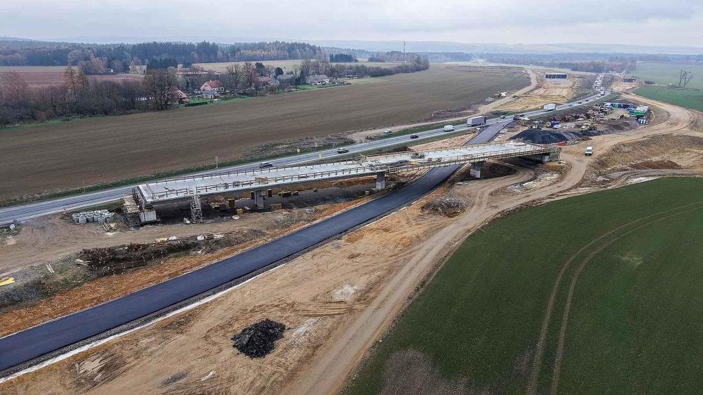 Stavbaři budují u Gajeru dočasnou cestu. Umožní pokračování výstavby D35