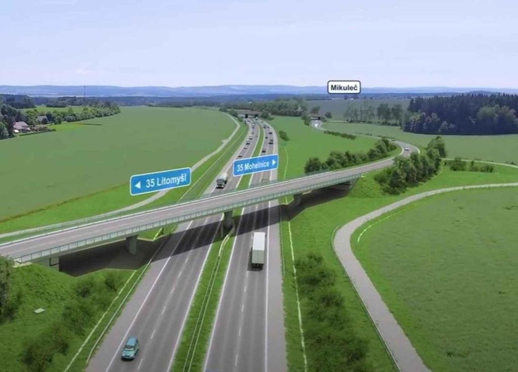 Stavbaři budují u Gajeru dočasnou cestu. Umožní pokračování výstavby D35