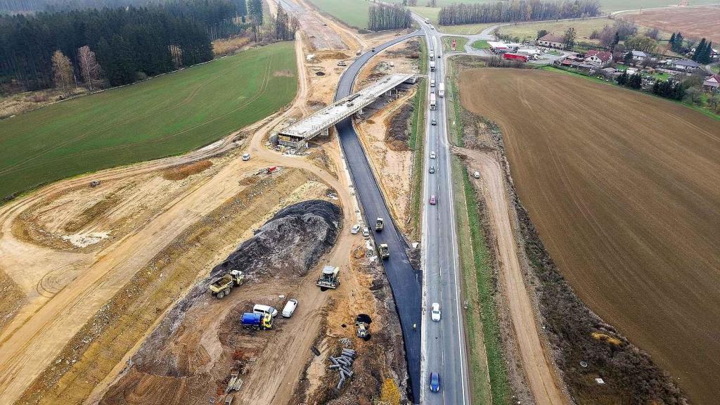 Stavbaři budují u Gajeru dočasnou cestu. Umožní pokračování výstavby D35