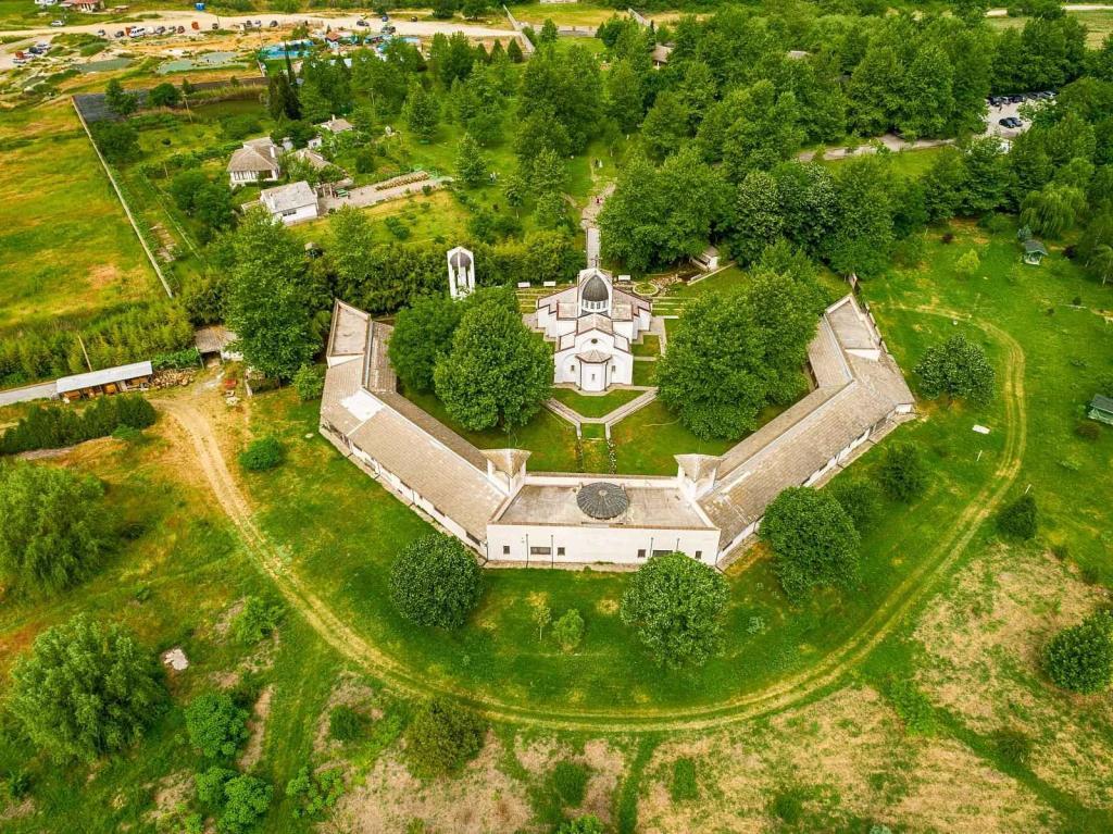 Letecký pohled na chrám Svatá Petka z Bulharska, který uctívá Babu Vangu.