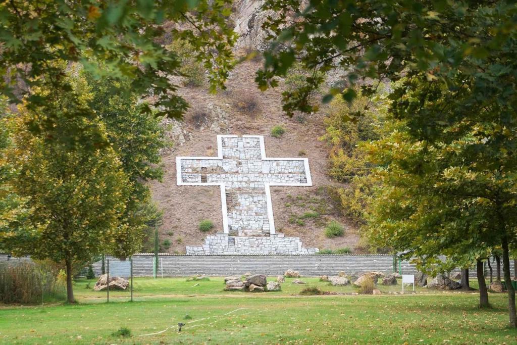 Mohutný kamenný kříž ve vesnici Rupite, kde žila Baba Vanga.