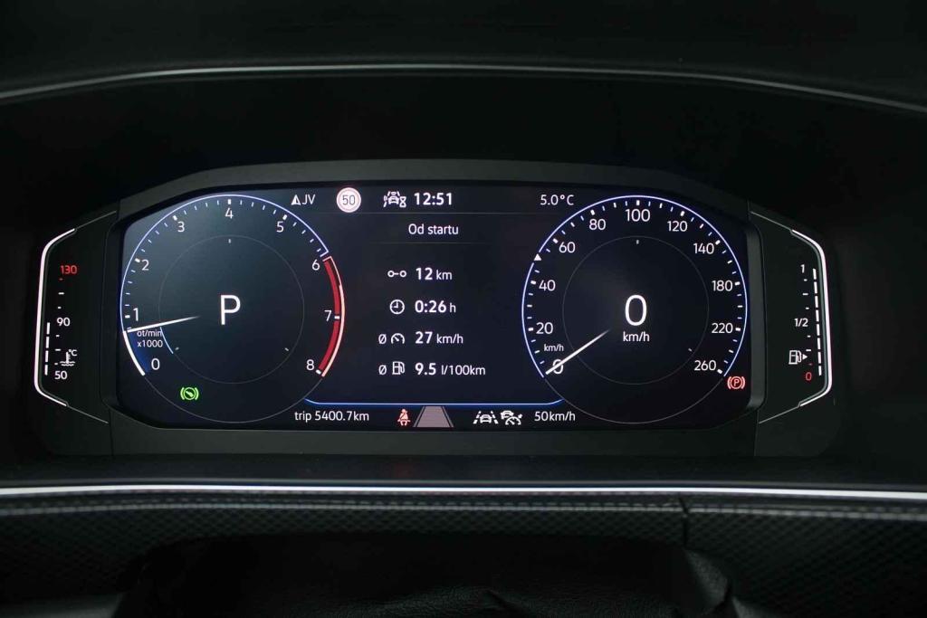 Digitální přístrojová deska má klasické rozvržení a perfektní čitelnost.