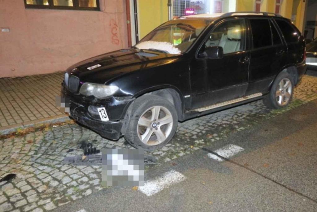 Namol opilý řidič demoloval ploty i stojící automobily.