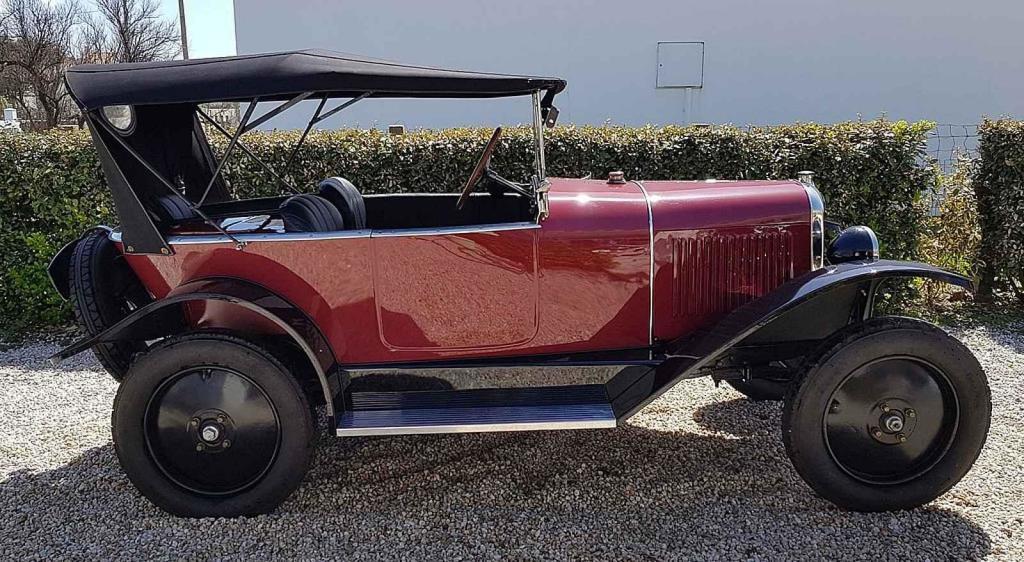Před 100 lety francouzská automobilka začala výrobu třímístného vozu s dvěma sedadly vpředu a jedním umístěným uprostřed vzadu. Podle tvaru rozmístění sedaček se mu začalo říkat jetelíček nebo trojlístek, francouzsky Tréfle. Foto: Wikimedia Commons, Lione
