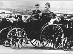 Karl a Bertha Benzovi v modelu Benz Viktoria na sklonku 19. století.