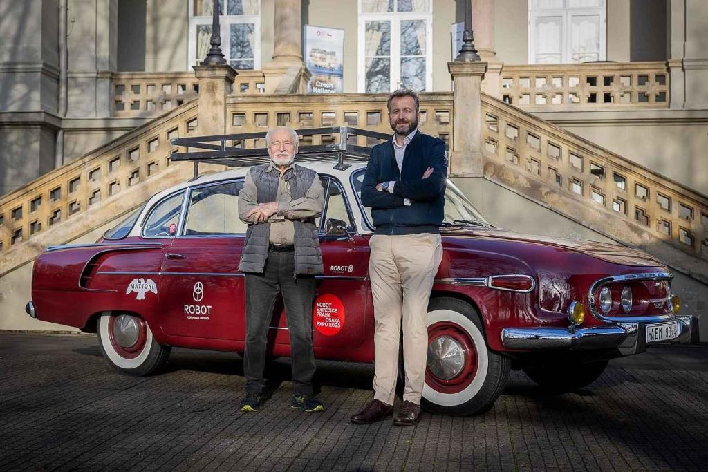 Šest českých automobilových veteránů pojede na světovou výstavu EXPO 2025. Na snímku je Josef Zajíček, vedoucí expedice Robot 2025 a Zdeněk Thoma, vedoucí expedice Sakura 1970.