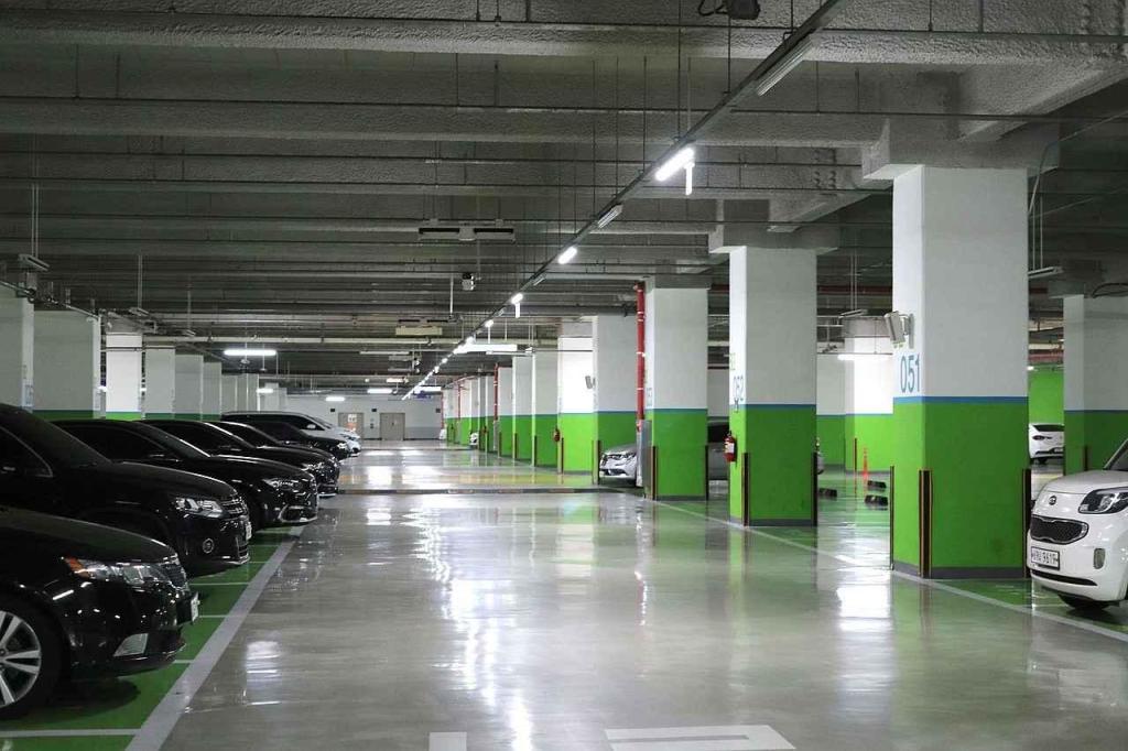 V podzemních garážích hrozí nejen drobné oděrky.