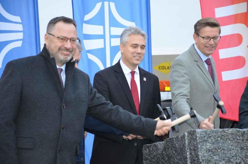 Slavnostní zahájení stavby dalšího úseku dálnice D7 se konalo v pátek 6. prosince v Třebízi.