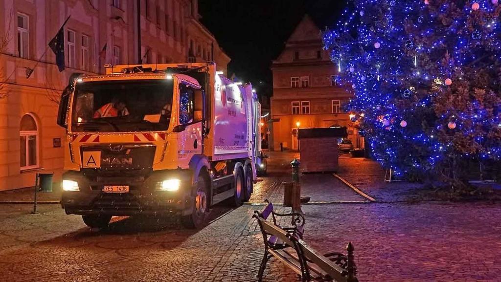 Ozdobený vůz s posádkou v kostýmech bude ulicemi jezdit až do Štědrého dne.