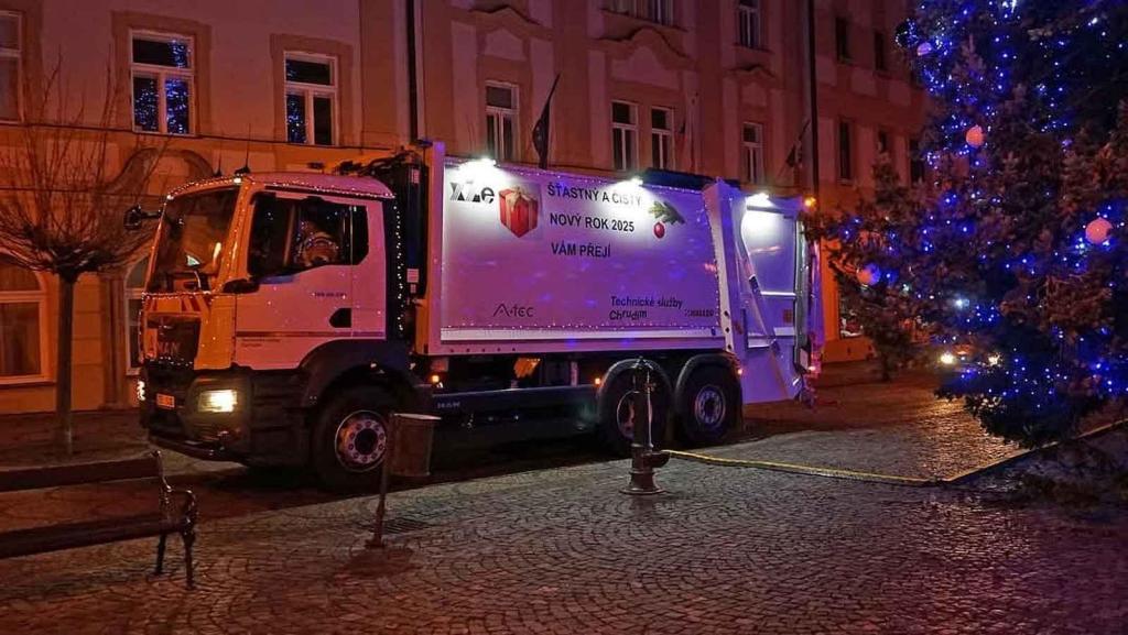 Ozdobený vůz s posádkou v kostýmech bude ulicemi jezdit až do Štědrého dne.
