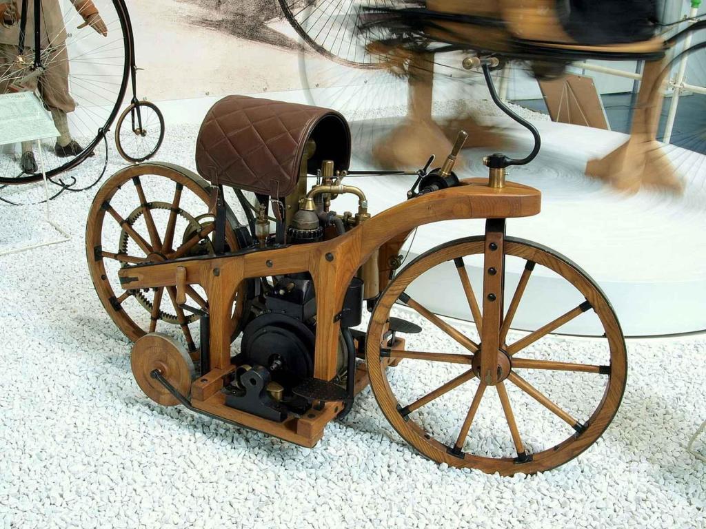 Replika motocyklu Daimler Reitwagen v Auto & Technic museu s Sinsheimu.