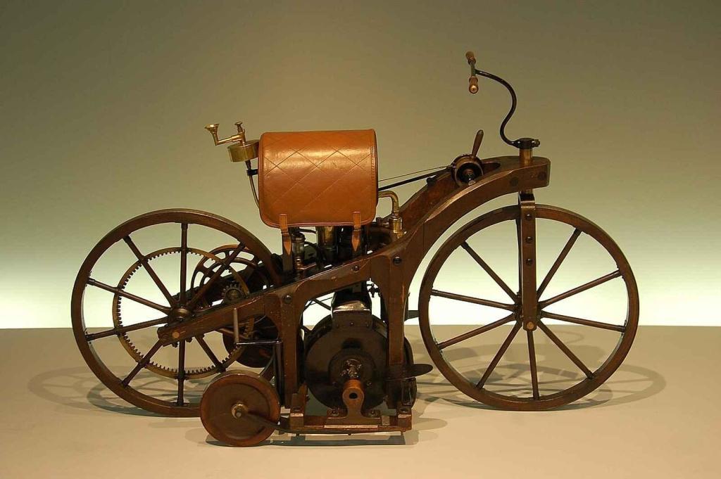 Replika motocyklu Daimler Retwagen v Mercedes Benz Museu ve Stuttgartu.