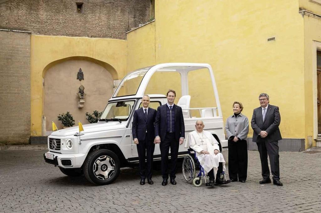 Nový papamobil je kabriolet elektrické třídy G.