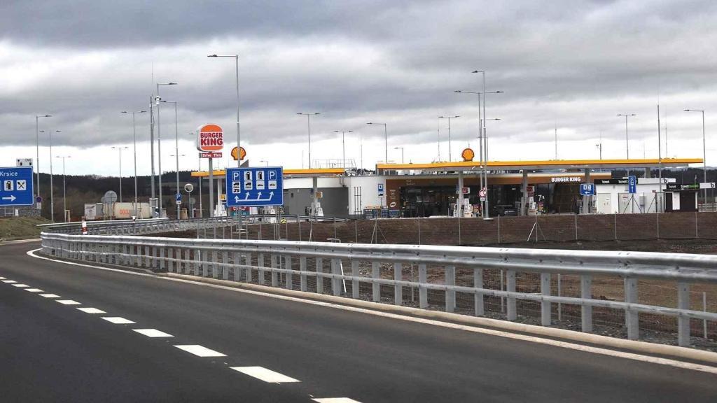 Čerpací stanice jsou na obou stranách dálnice,