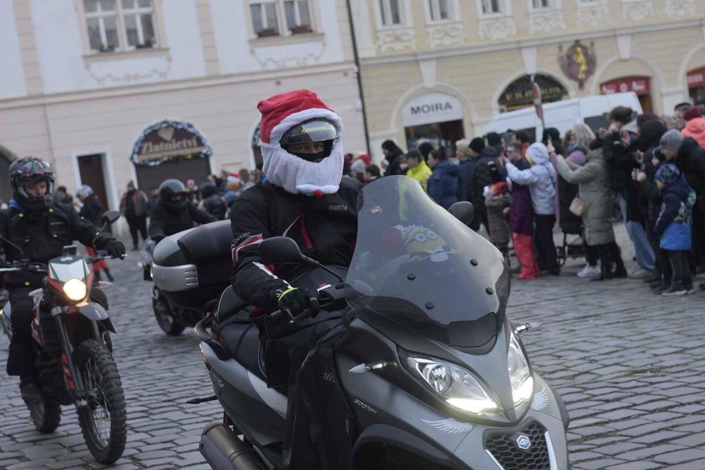 Štědrodenní motorkářská vyjížďka se srazem na Karlově náměstí v Kolíně.