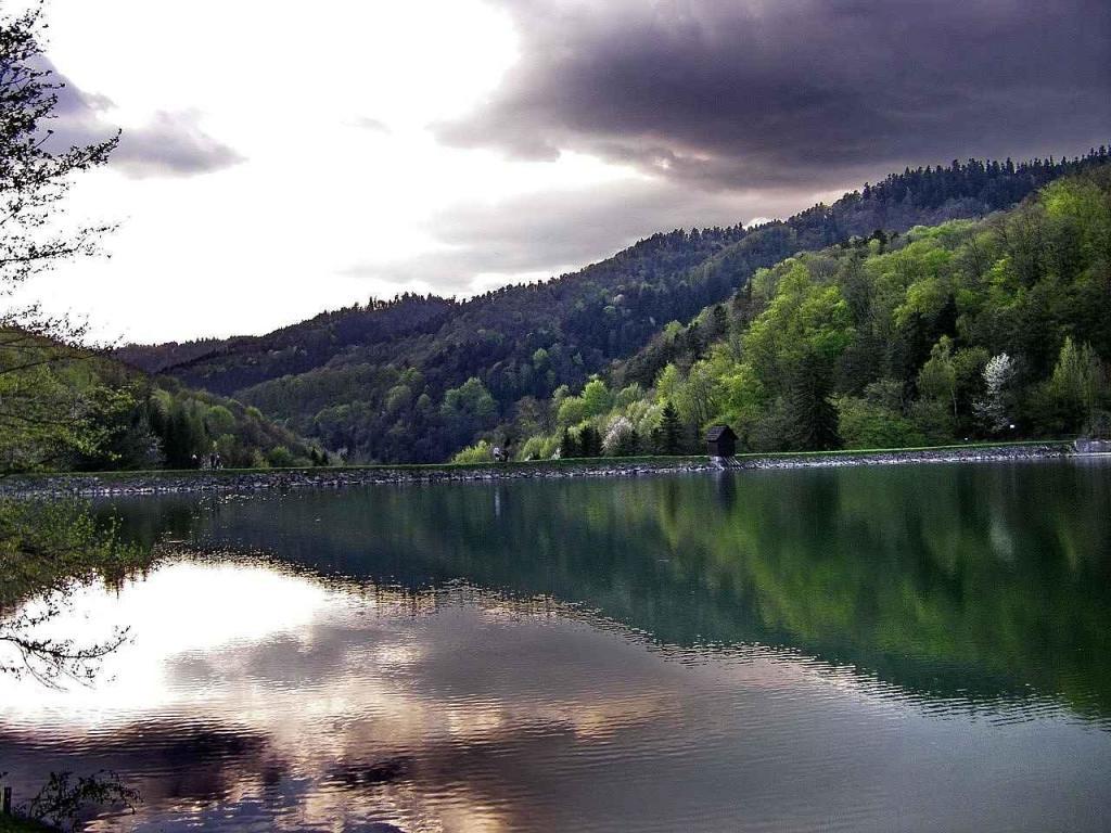 Slovenské tajchy jsou často zasazeny do krásné přírody.