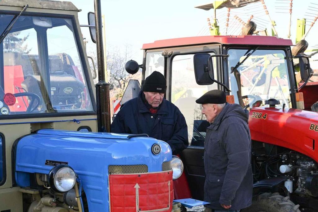 Ze silvestrovské vyjížďky traktorů ve Chmelišti.