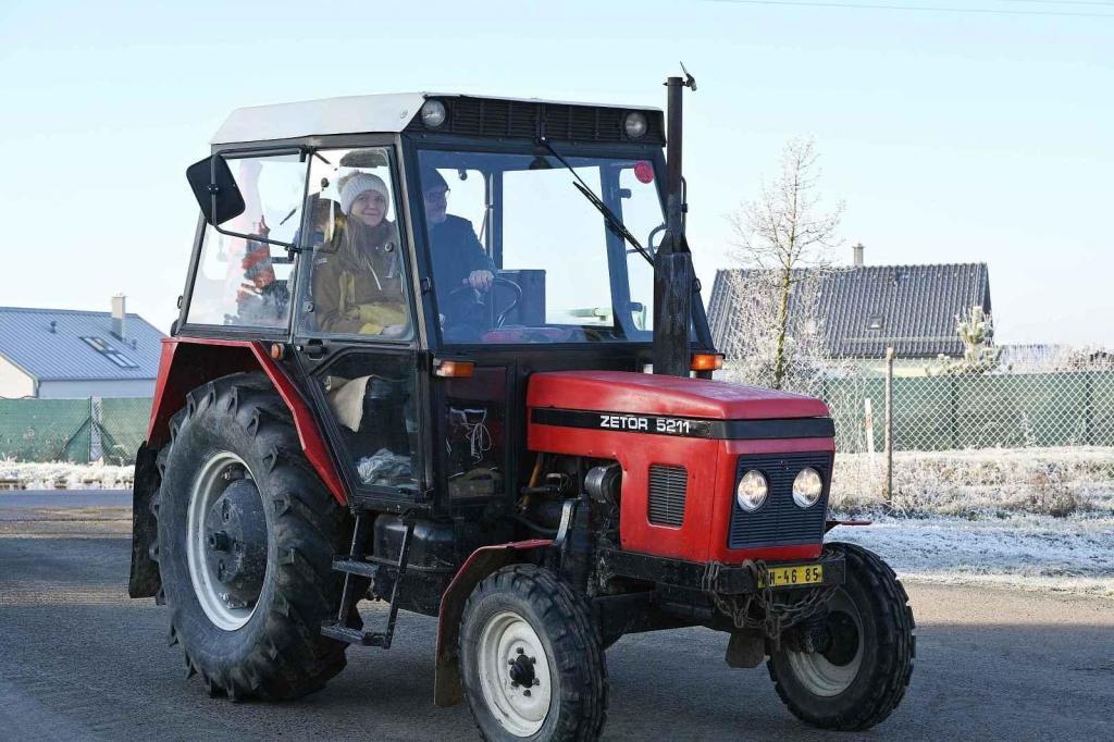 Ze silvestrovské vyjížďky traktorů ve Chmelišti.