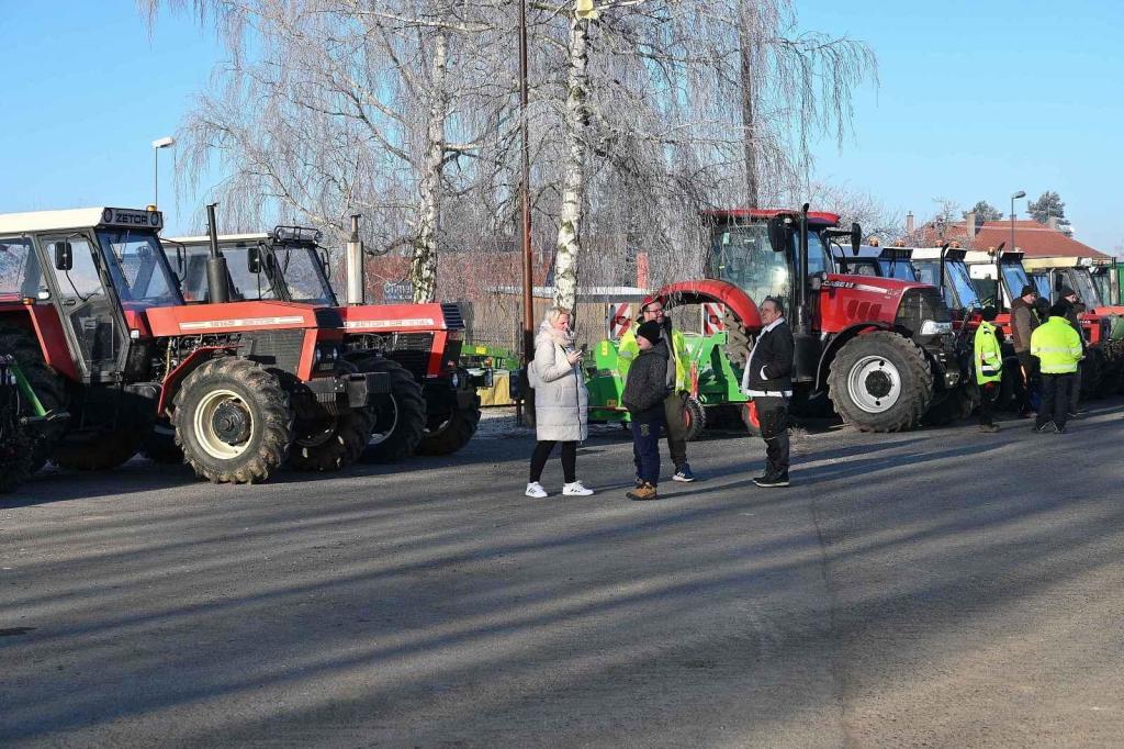Ze silvestrovské vyjížďky traktorů ve Chmelišti.