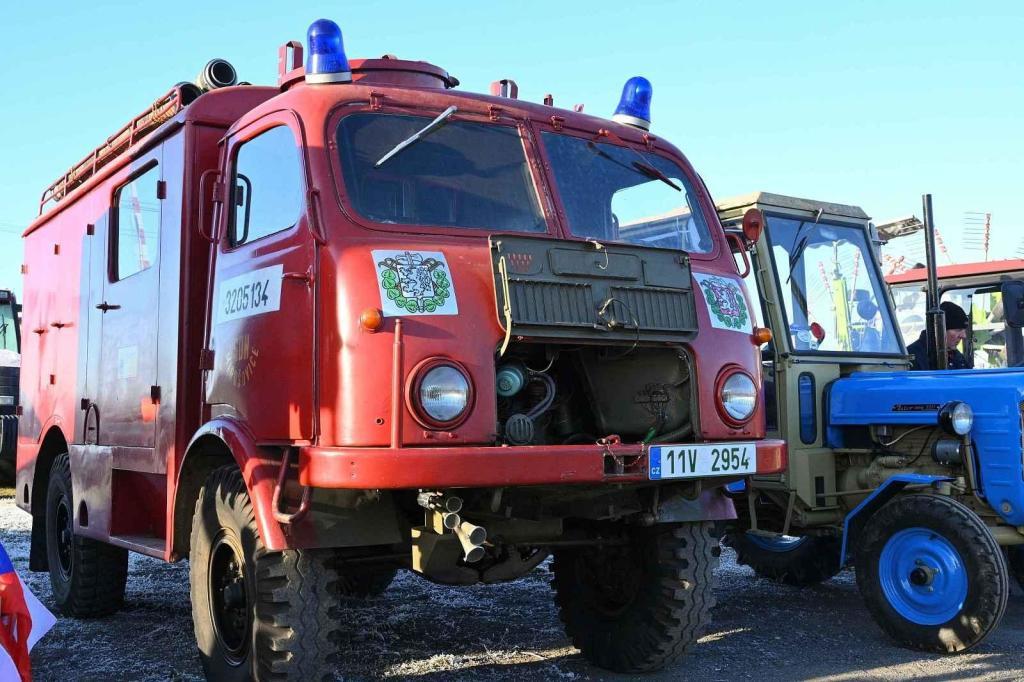Ze silvestrovské vyjížďky traktorů ve Chmelišti.