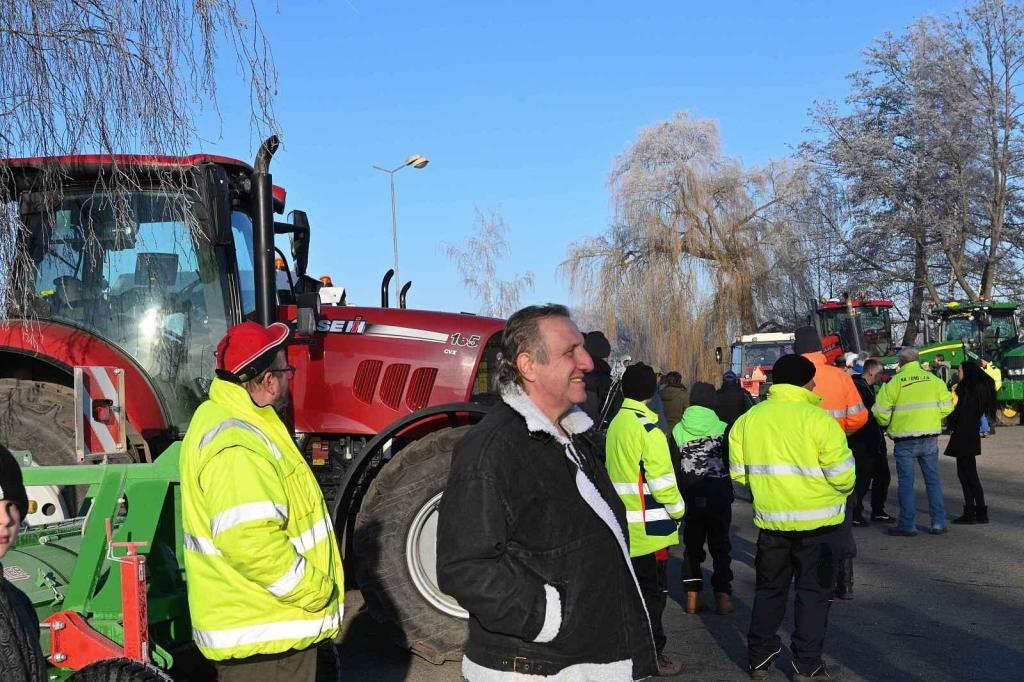 Ze silvestrovské vyjížďky traktorů ve Chmelišti.