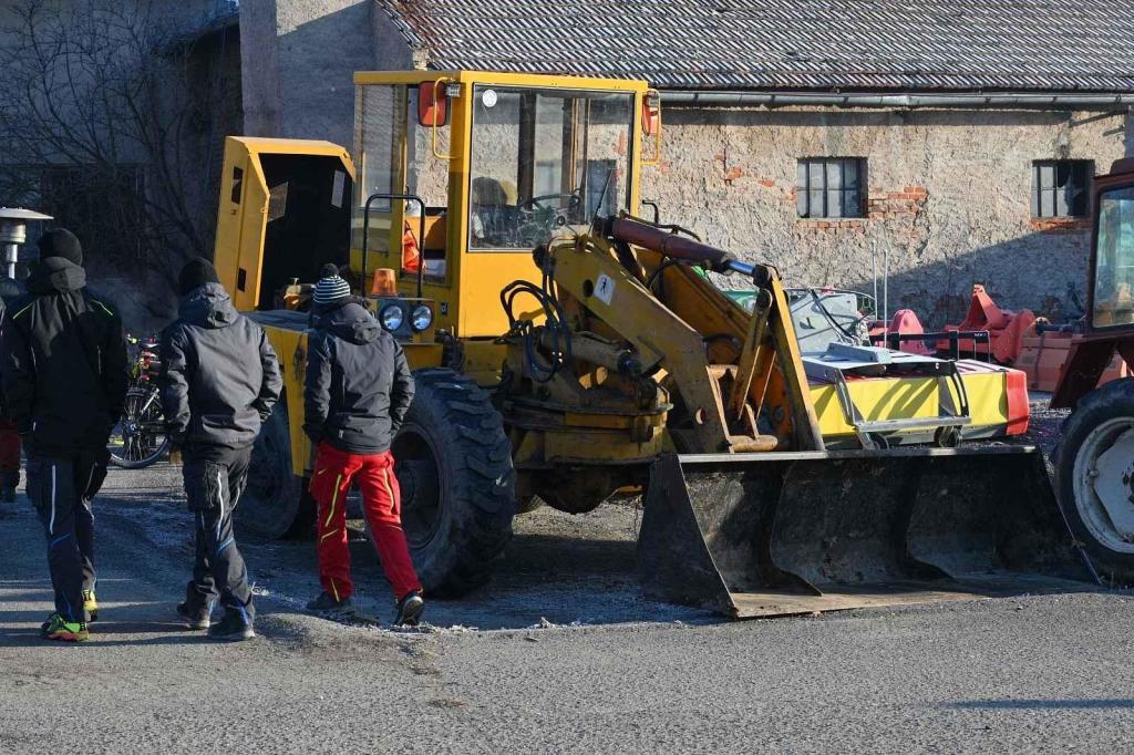 Ze silvestrovské vyjížďky traktorů ve Chmelišti.