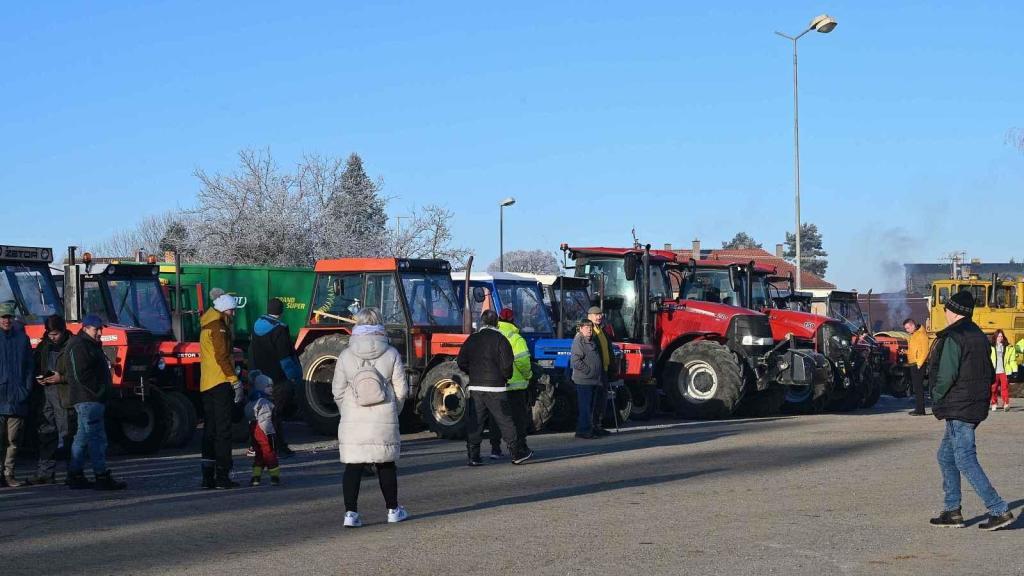 Ze silvestrovské vyjížďky traktorů ve Chmelišti.