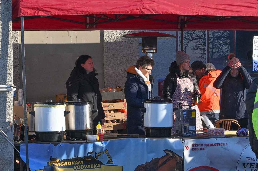 Ze silvestrovské vyjížďky traktorů ve Chmelišti.