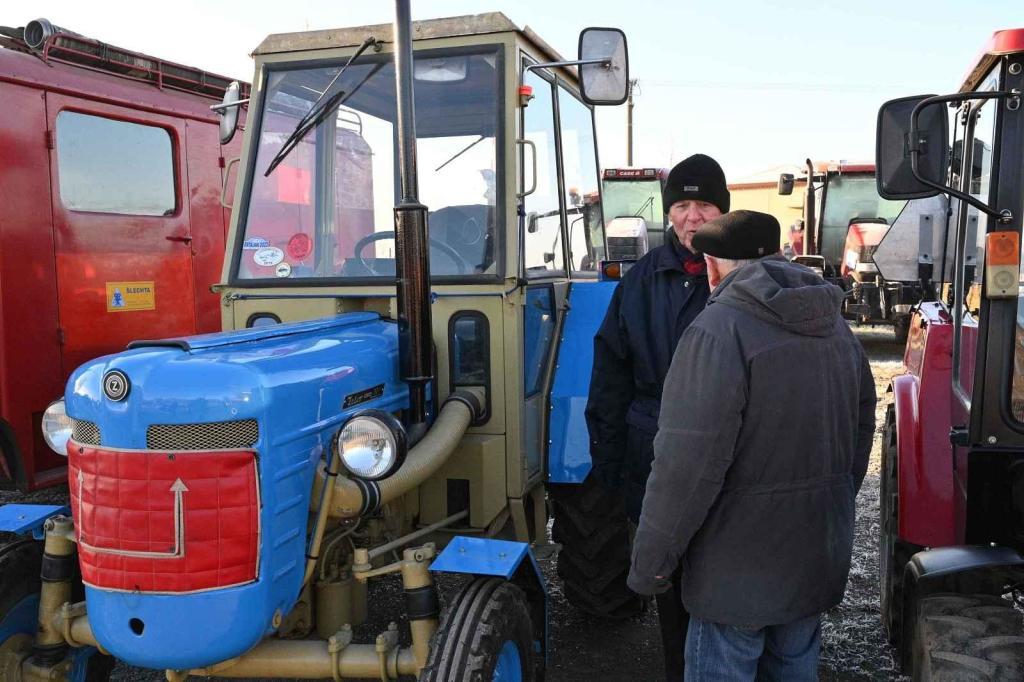 Ze silvestrovské vyjížďky traktorů ve Chmelišti.