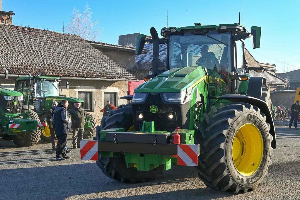 Ze silvestrovské vyjížďky traktorů ve Chmelišti.
