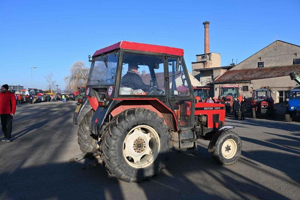 Ze silvestrovské vyjížďky traktorů ve Chmelišti.