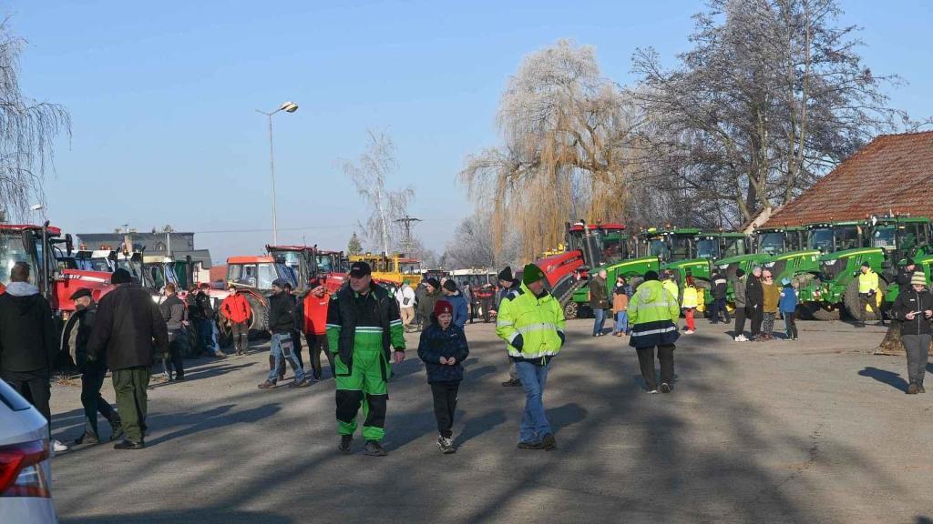 Ze silvestrovské vyjížďky traktorů ve Chmelišti.