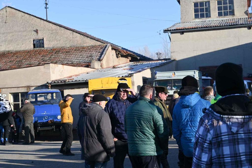 Ze silvestrovské vyjížďky traktorů ve Chmelišti.