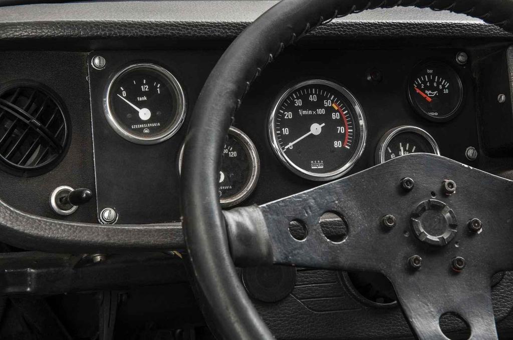 Řidič měl k dispozici klasické analogové ukazatele.