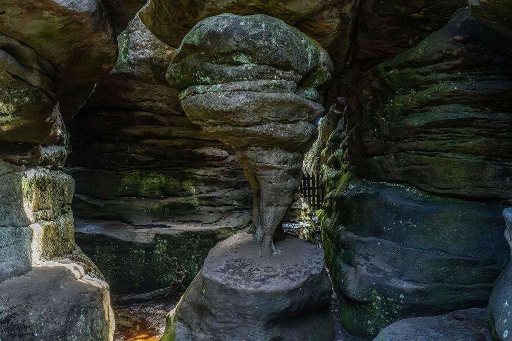 Během sezóny je vstup na turistický prohlídkový okruh zpoplatněný. Jde o desítky korun na osobu.