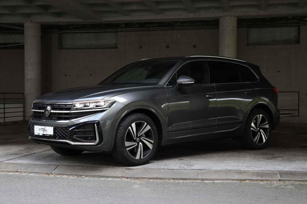 Volkswagen Touareg 3.0 TDI ve výbavě R-line.