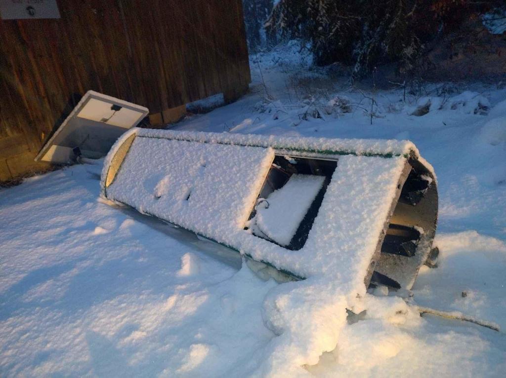 Při driftování na parkovišti na Gerlově Huti řidiči dokonce porazili parkovací automat za desítky tisíc korun. Poté ujeli.