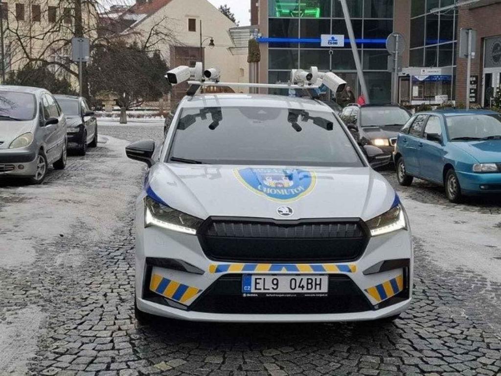 Městská policie v Chomutově má nový elektromobil, který kontroluje, zda mají řidiči zaplacené parkování.
