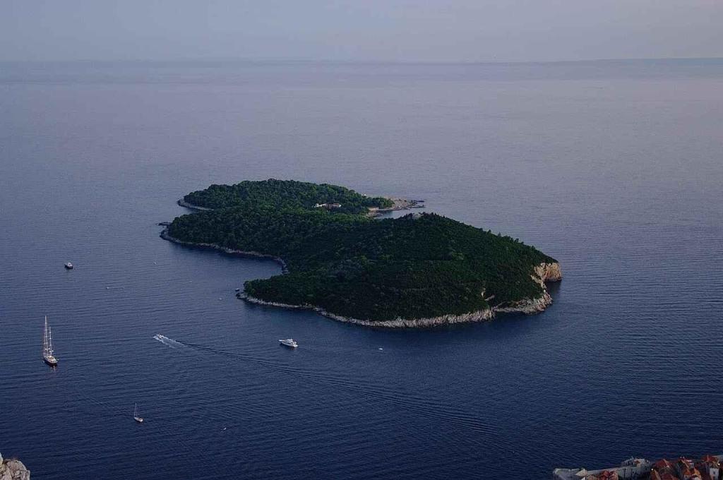 Letecký pohled na ostrov Lokrum.