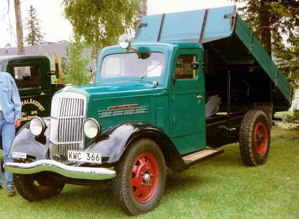 Náklaďák REO Speed Wagon se zvednutou sklápečkou.