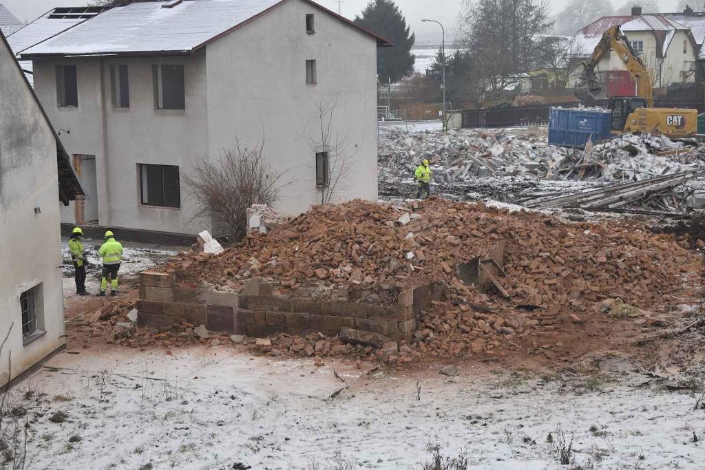 Po týdnu prací zmizely první z demolovaných domů ve Všestarech. Na jejich místě bude stát dálniční most.