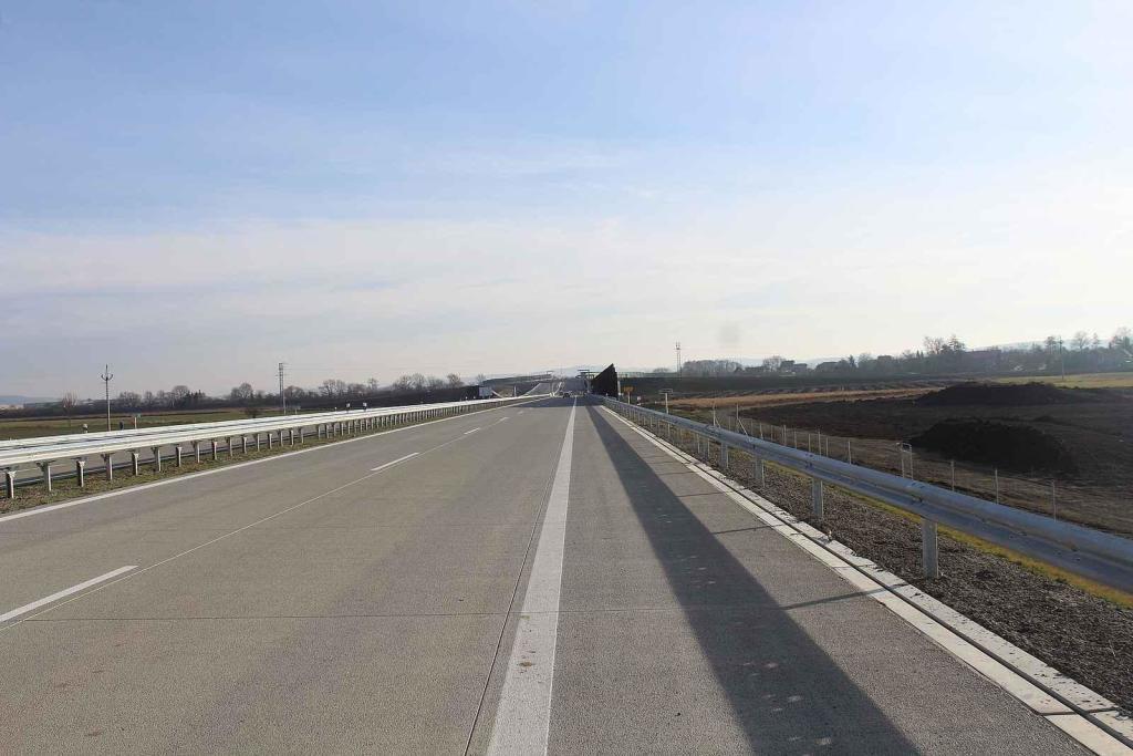 Dokončený úsek dálnice D49 od Hulína po mimoúrovňovou křižovatku u Martinic