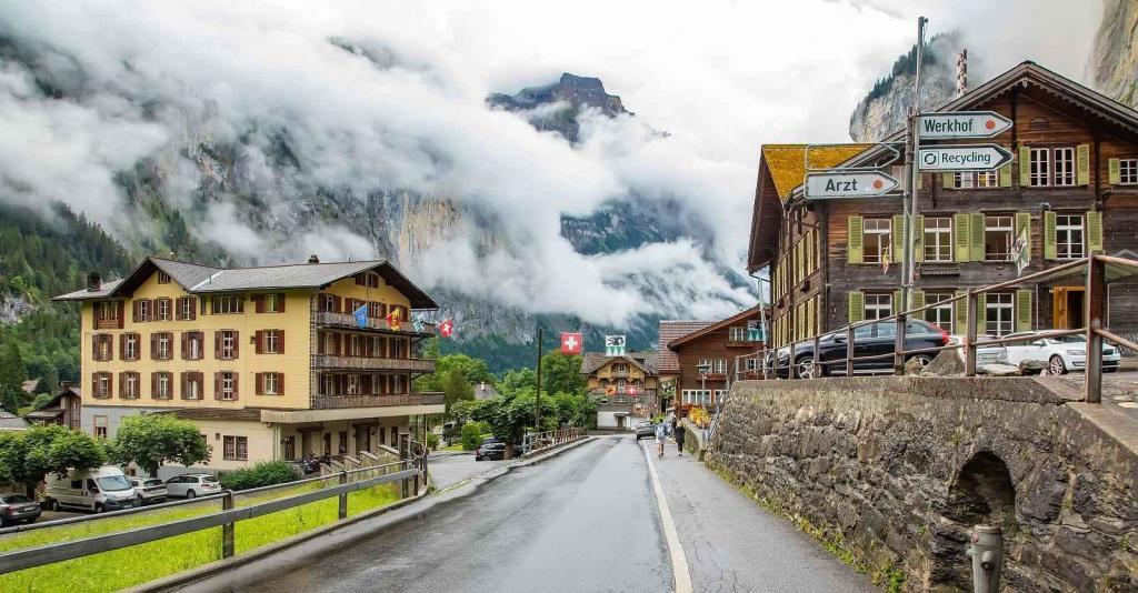 Když už je turistů hodně, na vesnici je to znát a místní si stěžují.