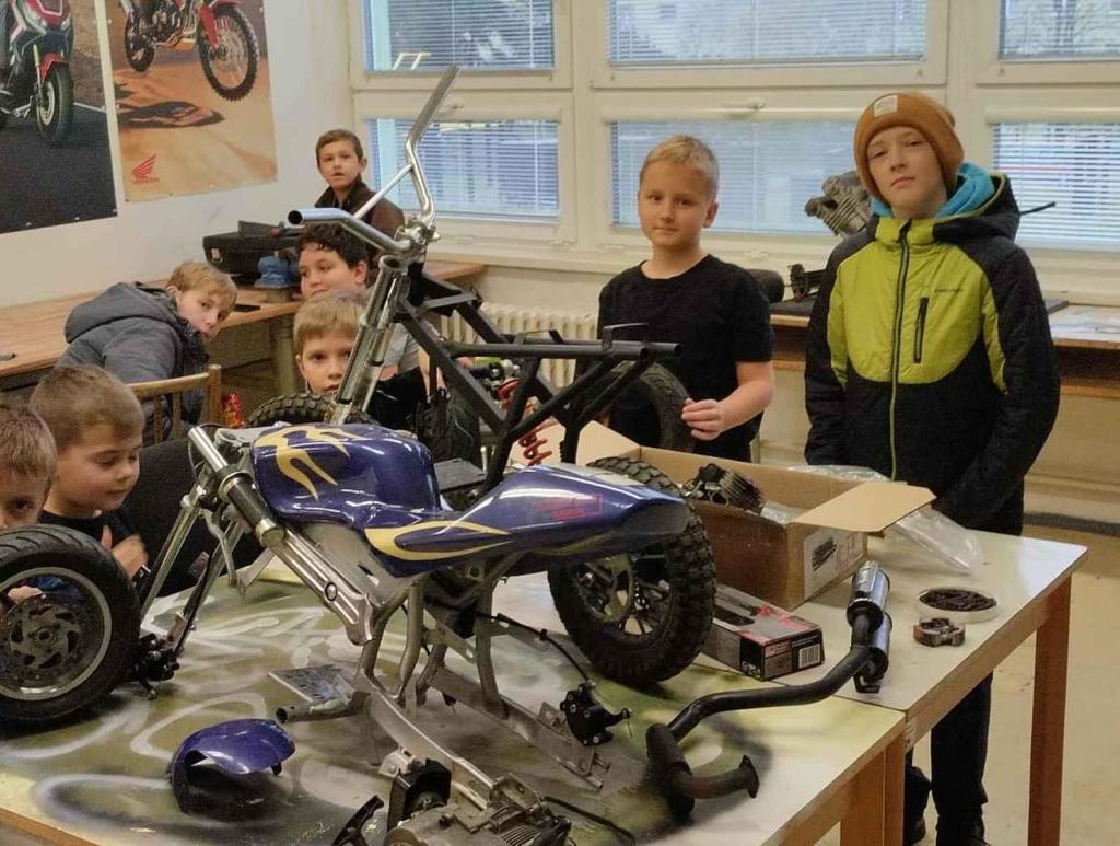 Malí šikovní mechanici z motokroužku při Středisku volného času Domeček ve Valašském Meziříčí sestrojili funkční mimimotorku. Jde o nejmenší ručně vyrobený motocykl ve stylu Chopper v ČR.