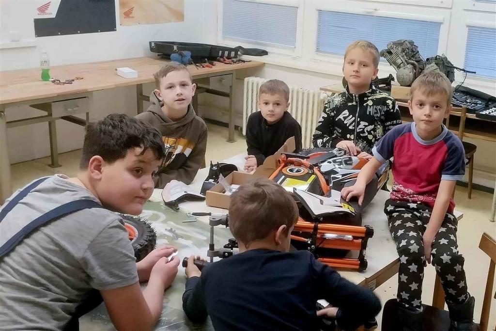 Malí šikovní mechanici z motokroužku při Středisku volného času Domeček ve Valašském Meziříčí sestrojili funkční mimimotorku. Jde o nejmenší ručně vyrobený motocykl ve stylu Chopper v ČR.