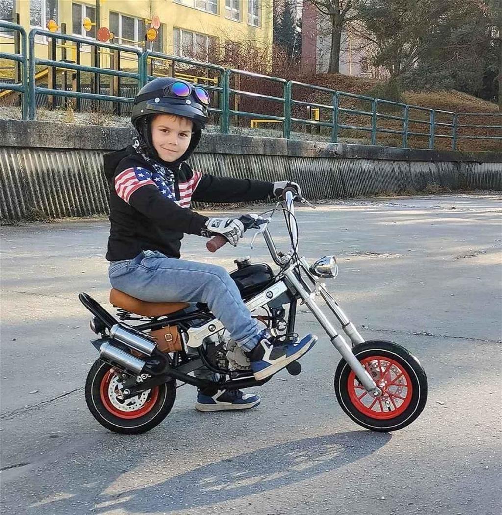 Malí šikovní mechanici z motokroužku při Středisku volného času Domeček ve Valašském Meziříčí sestrojili funkční mimimotorku. Jde o nejmenší ručně vyrobený motocykl ve stylu Chopper v ČR.