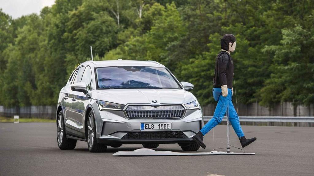 Mobilní figurína používaná při testování asistenčních systémů
