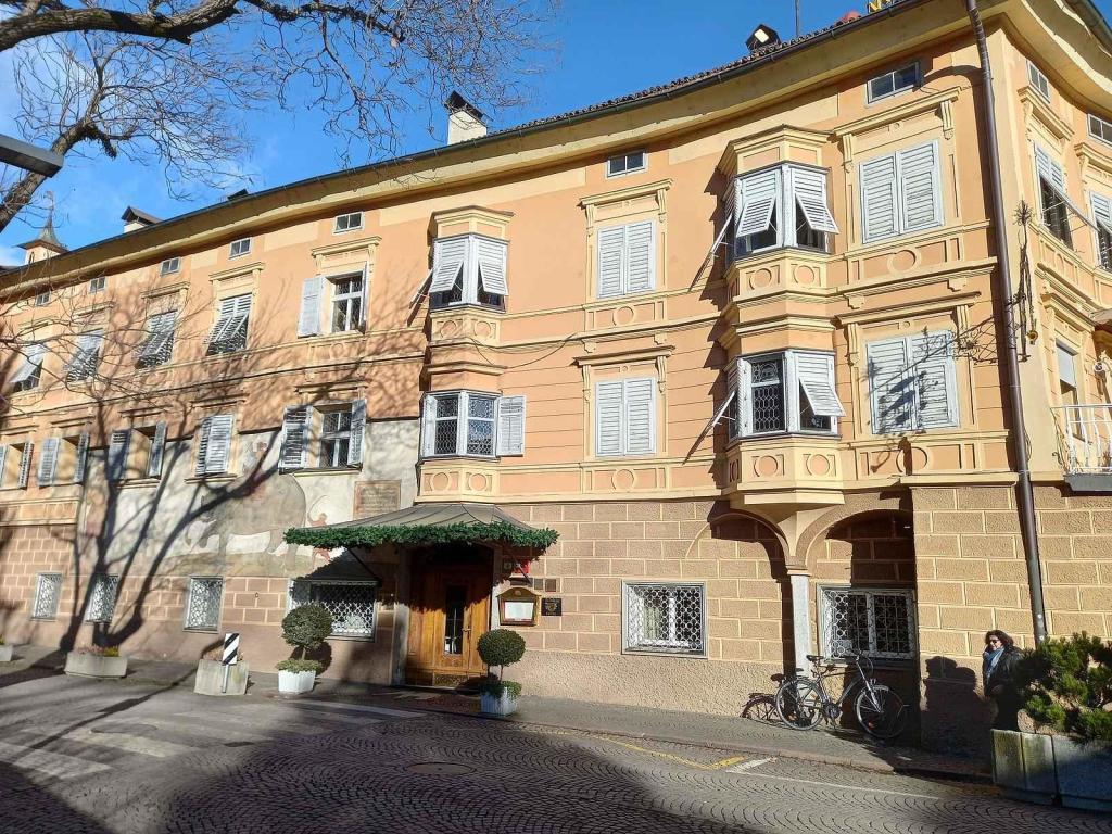 Zde žil ve vyhnanství v Brixenu Karel Havlíček Borovský.